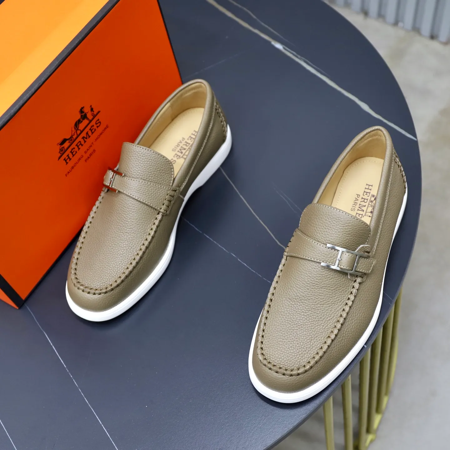 Ex-factory price: 560💰Hermès/Hermès slip-on men's shoes. This shoe is made of imported pebbled cowhide. It has simple and smooth lines and is combined with aerodynamically designed 3CM rubber foam ultra-light soles! Youthful and fashionable, classic H-shaped hardware buckle decoration, calf lining gently wraps the feet, with logo cowhide feet, casual and urban style, highlighting youthful vitality, sports and leisure version, super versatile, code number: 38-39-40-41-42-43-44 standard leather shoe size (45 can be customized but does not support returns)